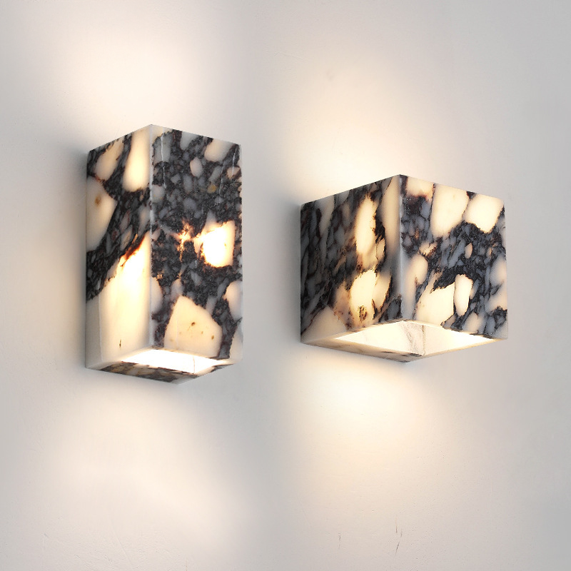 Lampa na ścianę z marmurową kostką – elegancki akcent do każdego wnętrza