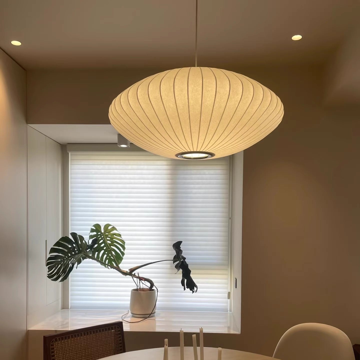 Elegante Lampada a Pendolo in Seta Italiana