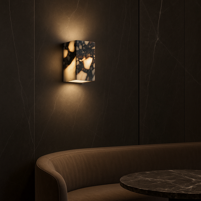 Lampa na ścianę z marmurową kostką – elegancki akcent do każdego wnętrza