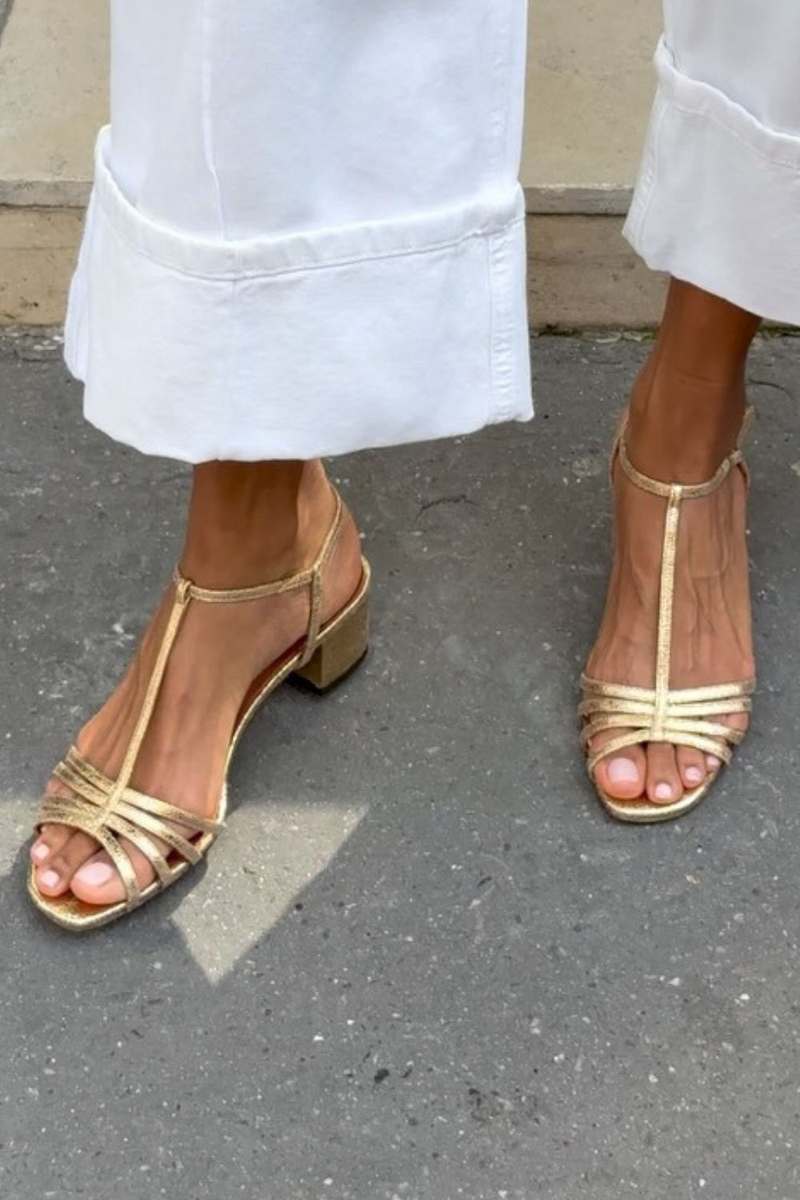 Sandalias de tacón de bloque con hebilla en T metalizadas