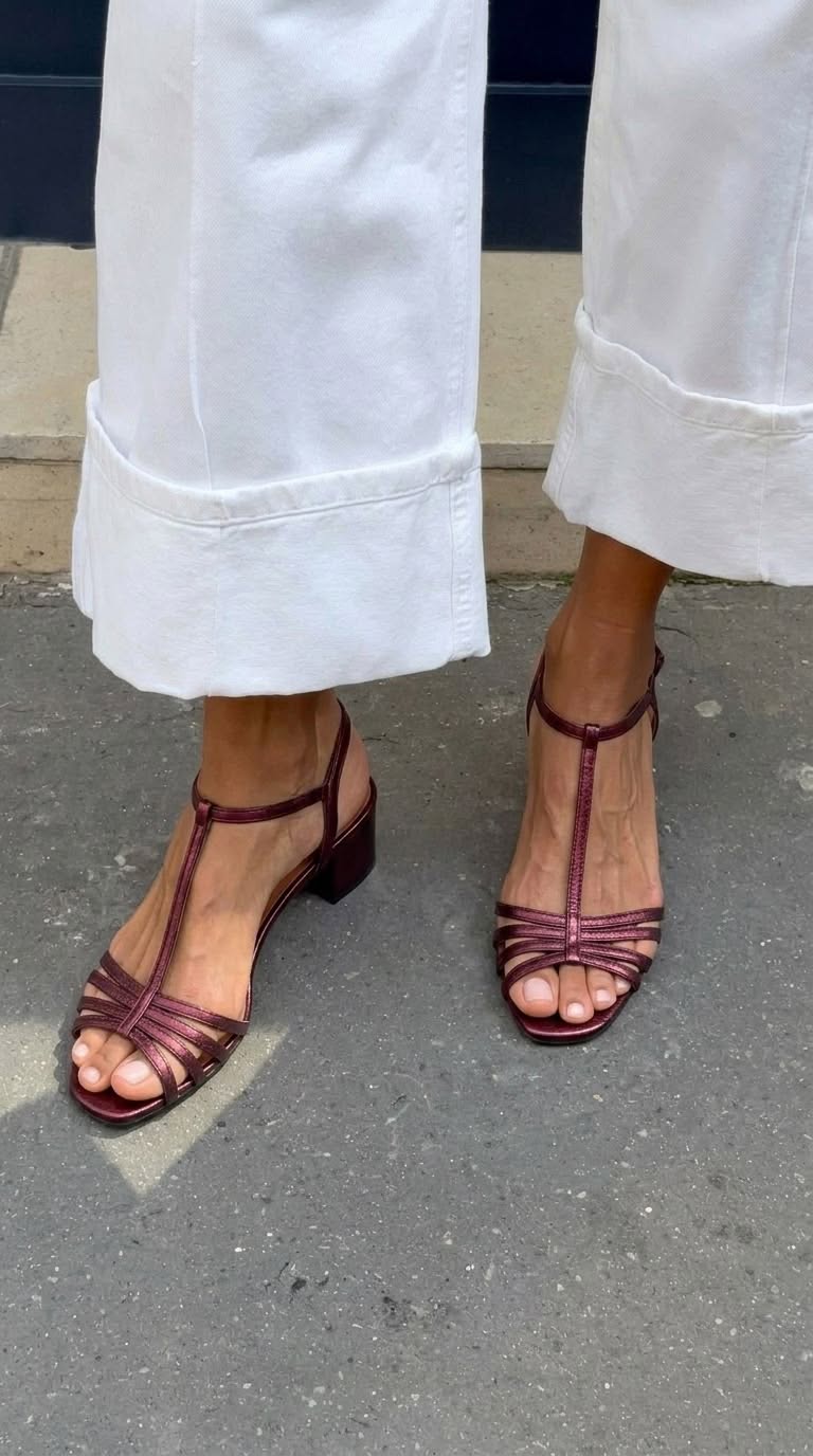 Sandalias de tacón de bloque con hebilla en T metalizadas