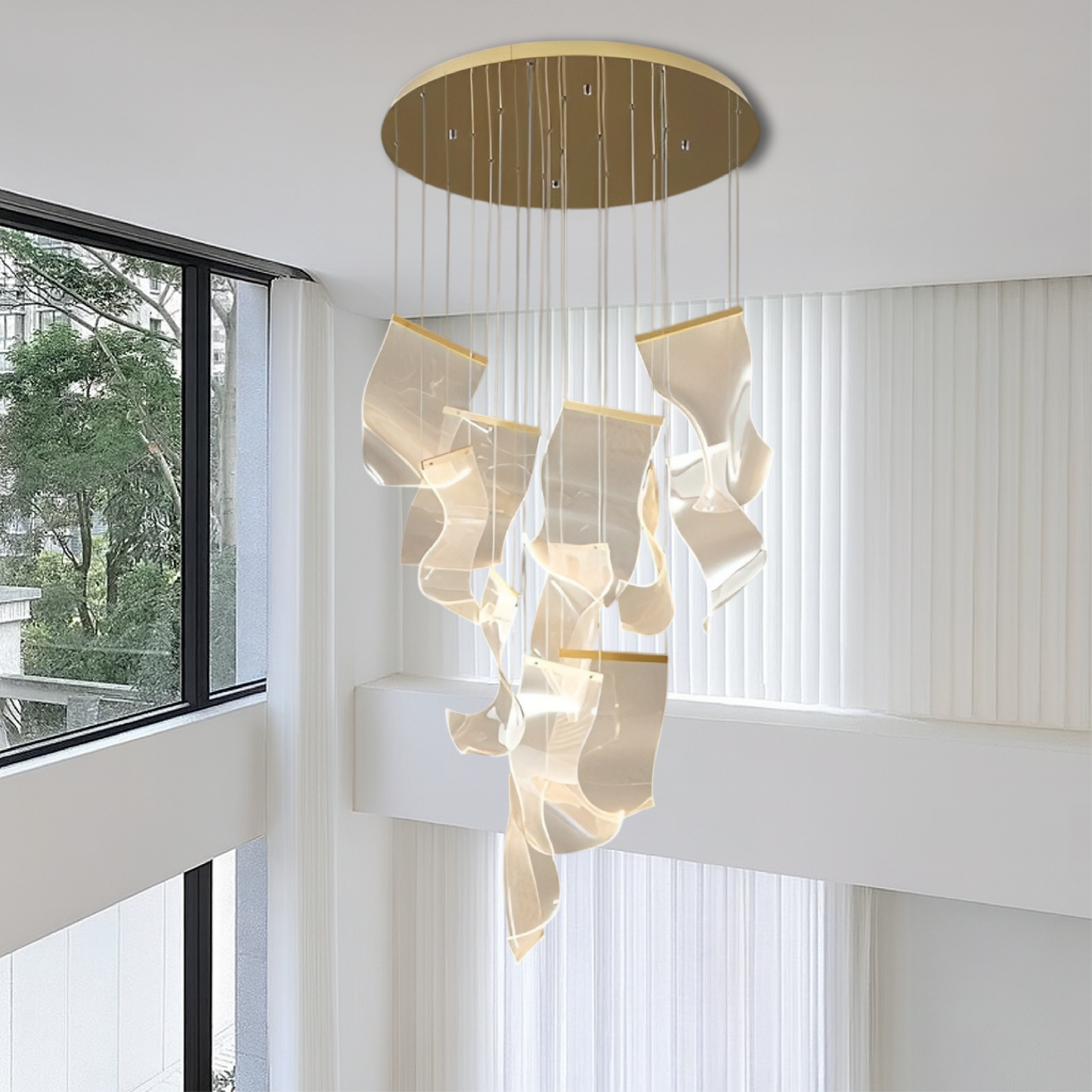 Lustre en acrylique avec design de staircase dorée pour une touche élégante