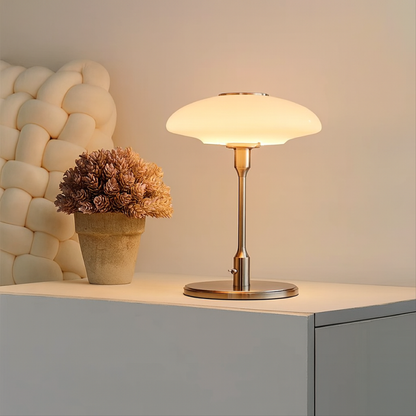 Elegant svenskdesigner bordslampa för ett stilrent hem
