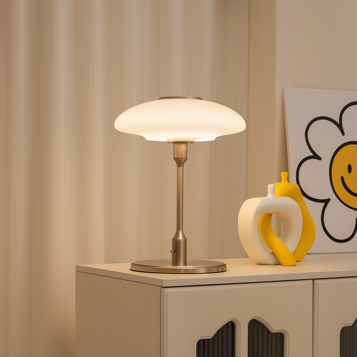 Elegant svenskdesigner bordslampa för ett stilrent hem