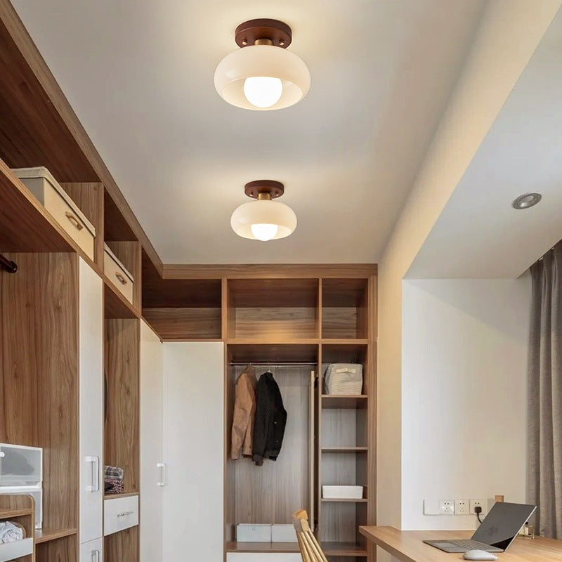 Lustre au plafond crème de style Bauhaus pour une ambiance élégante et moderne