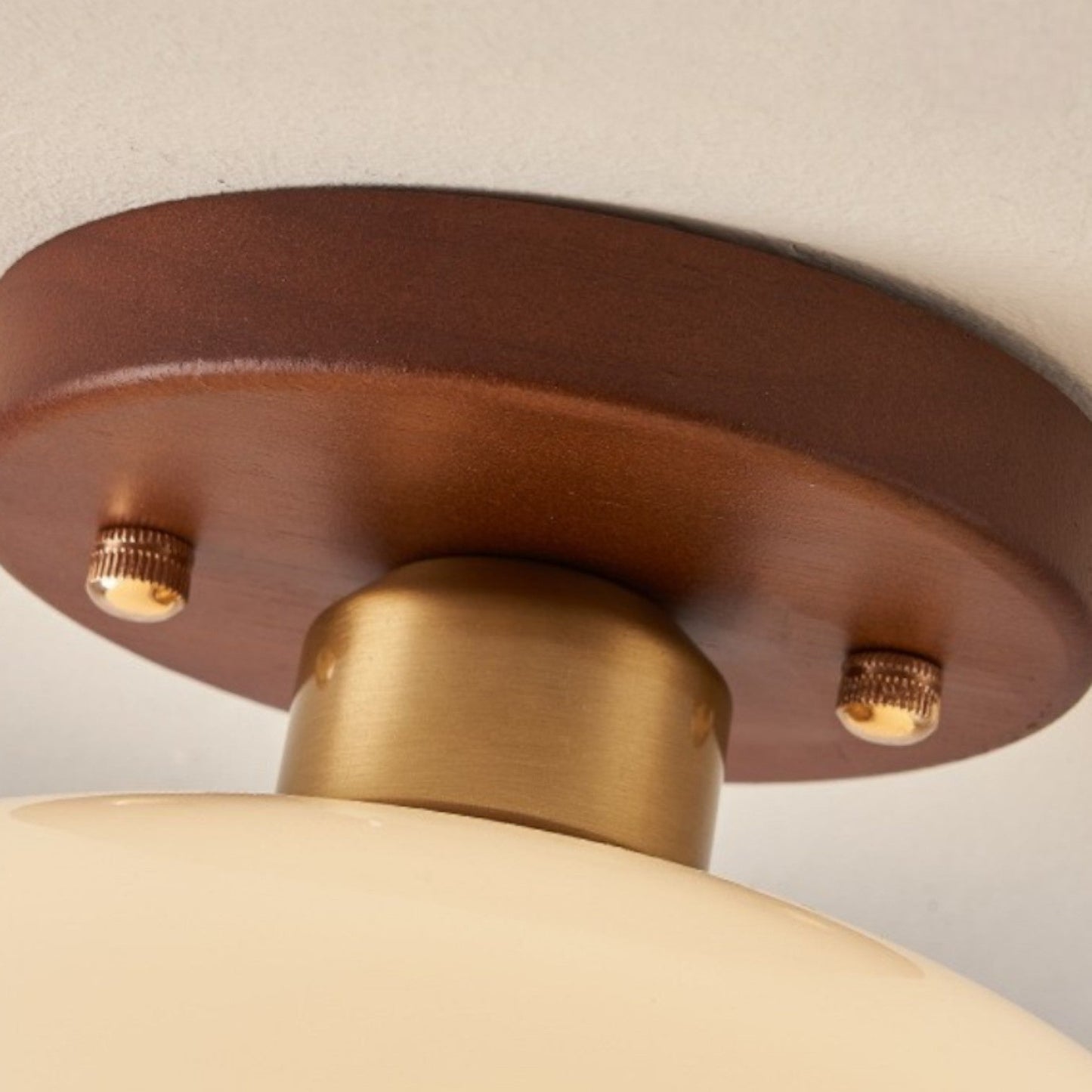 Lustre au plafond crème de style Bauhaus pour une ambiance élégante et moderne