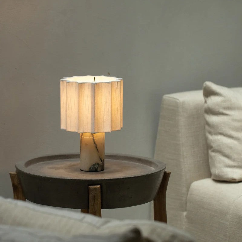 Lámpara de Mesa de Mármol Mirna con Diseño Elegante