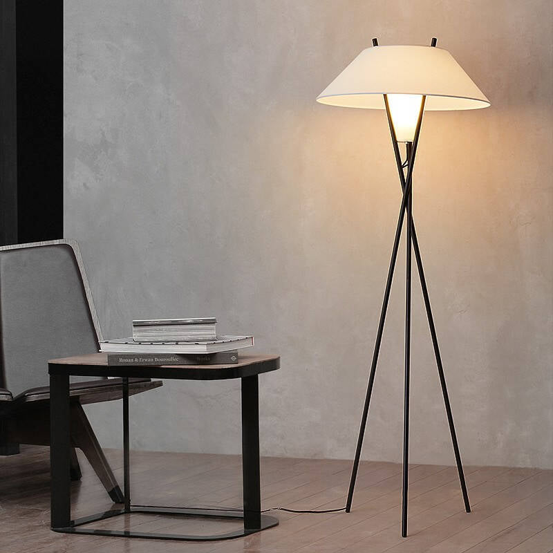 Lampada da terra in tessuto Jubilee per un'illuminazione elegante e moderna