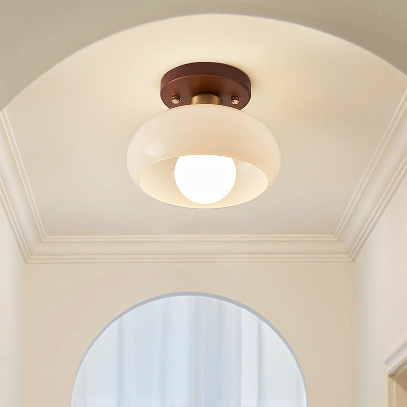 Lustre au plafond crème de style Bauhaus pour une ambiance élégante et moderne