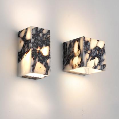 Lampa na ścianę z marmurową kostką – elegancki akcent do każdego wnętrza