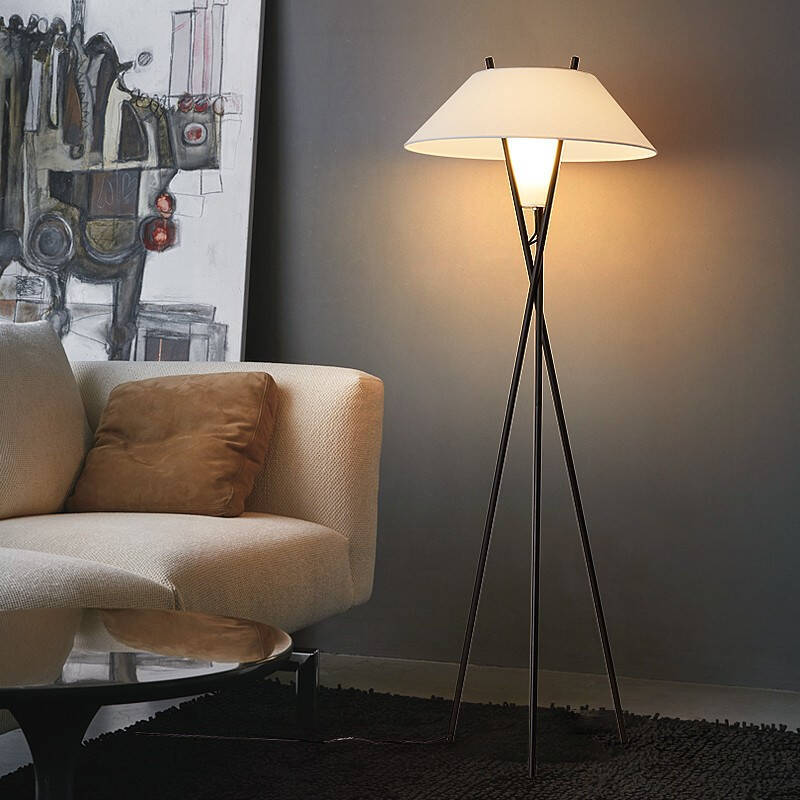 Lampada da terra in tessuto Jubilee per un'illuminazione elegante e moderna