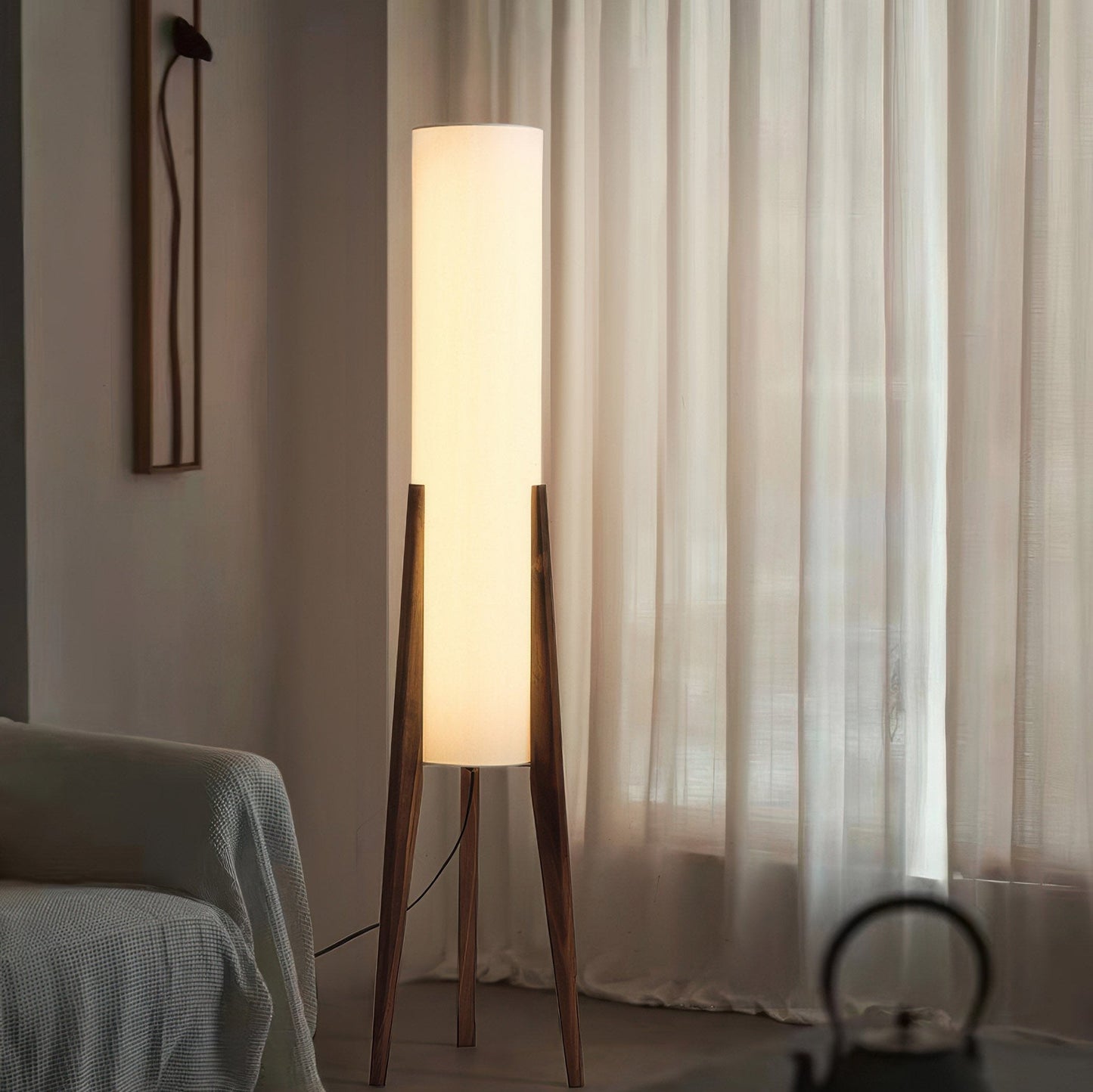 Lampa podłogowa z litego orzecha stoleowego - elegancki dodatek do Twojego wnętrza