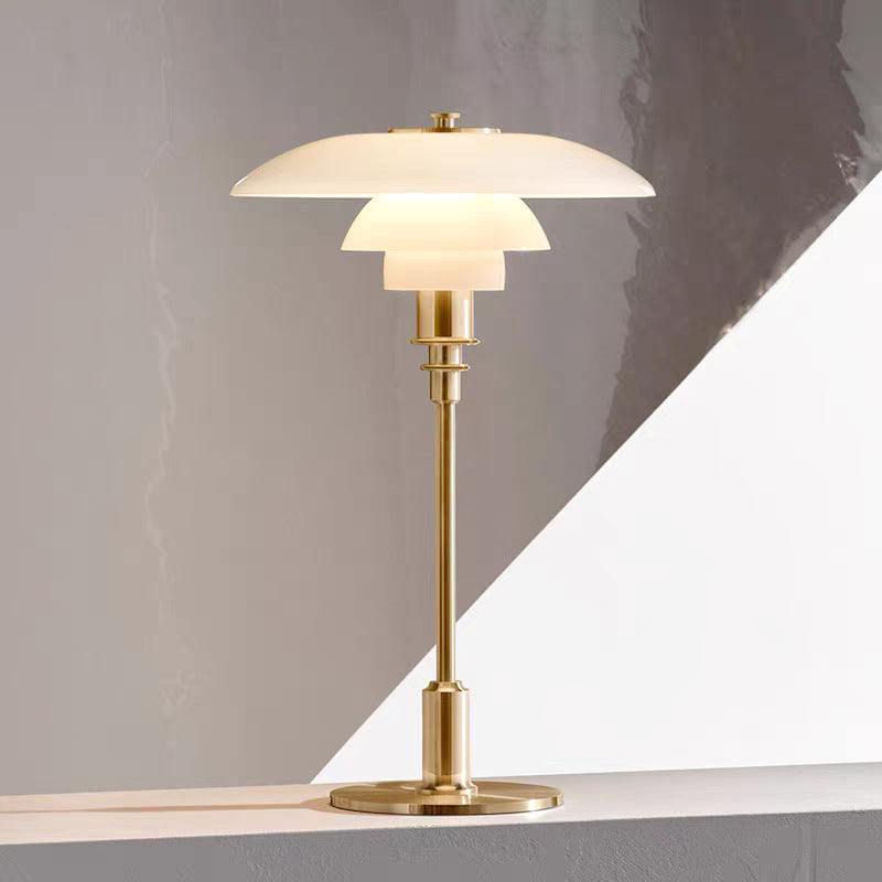 Elegant Dansk Designer Bordlampe, Der Tilføjer Stil og Lys til Dit Rum