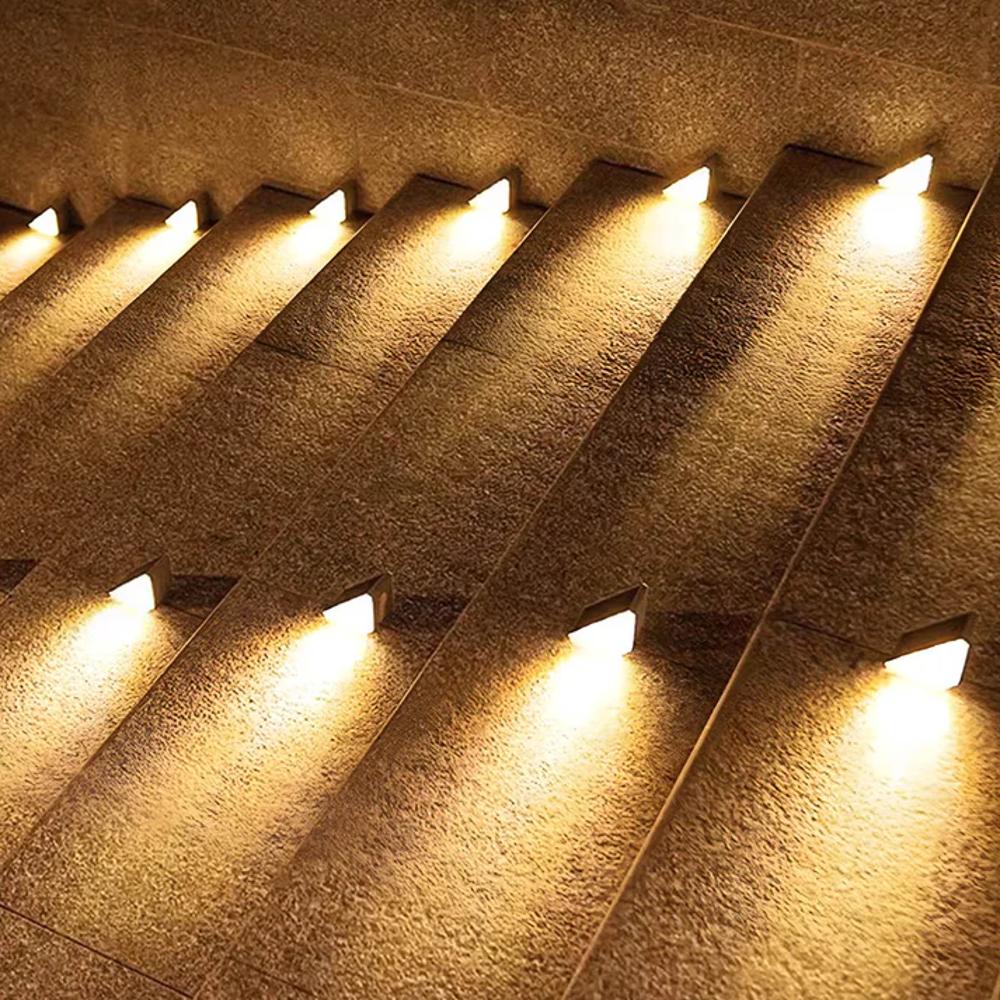 Luci Solari per Scale da Esterno - Illuminazione Efficienza e Sicurezza Notturna