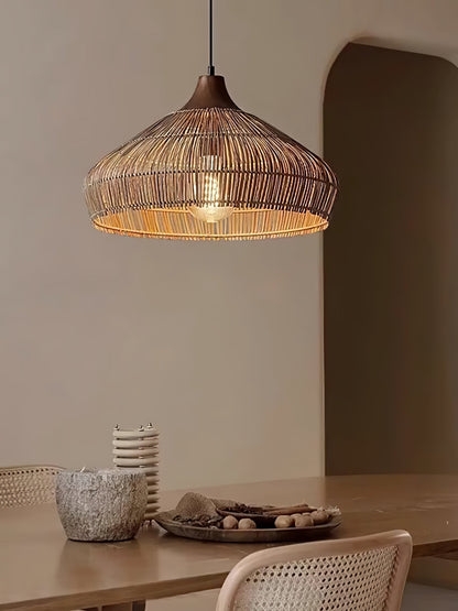 lampada a sospensione in vimini e rattan con design elegante