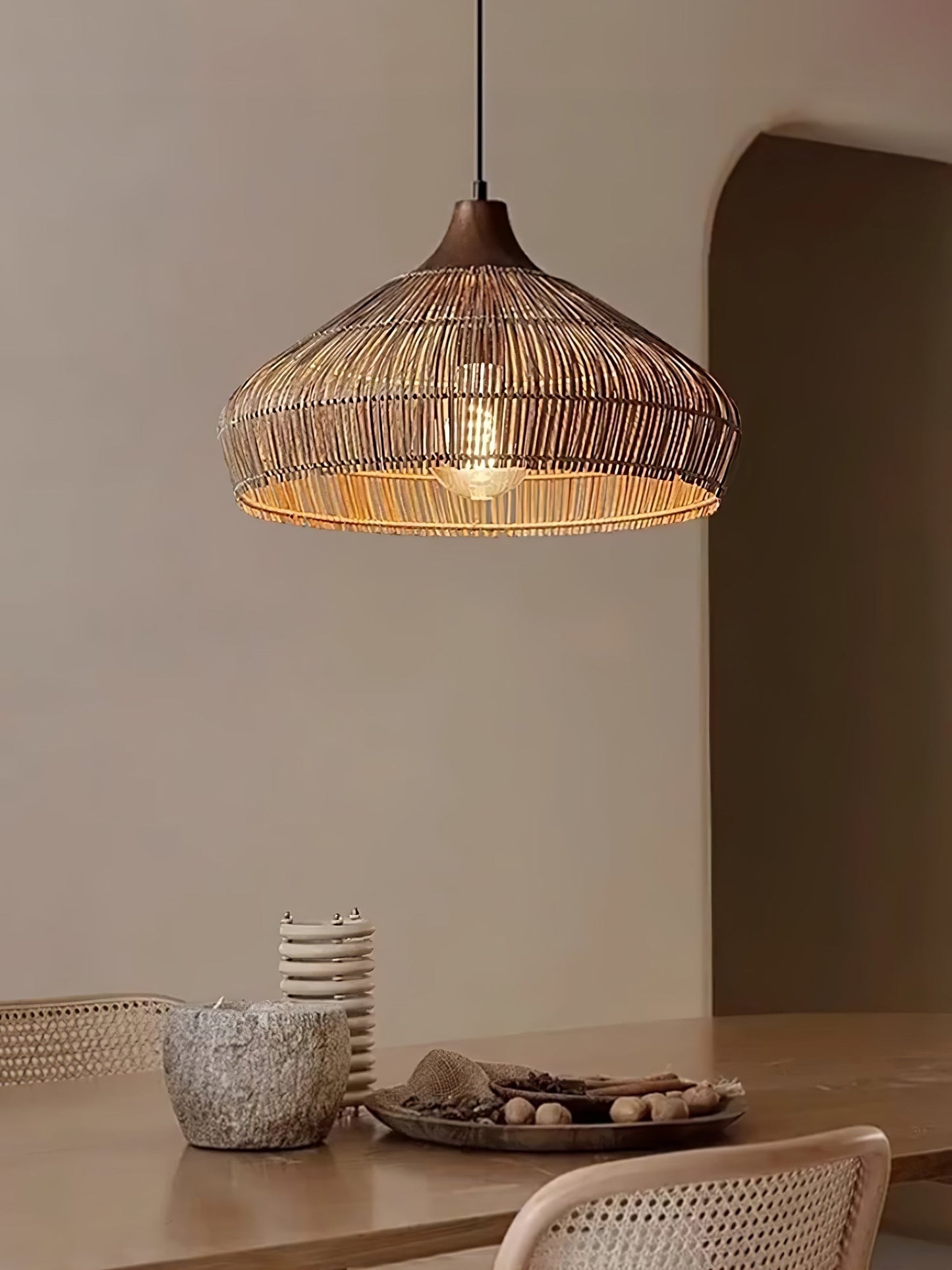 lampada a sospensione in vimini e rattan con design elegante