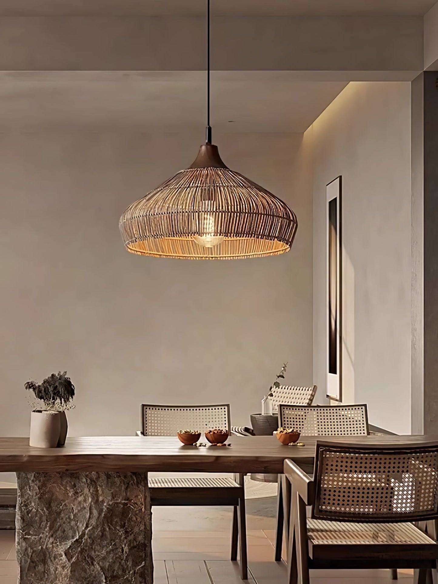 lampada a sospensione in vimini e rattan con design elegante