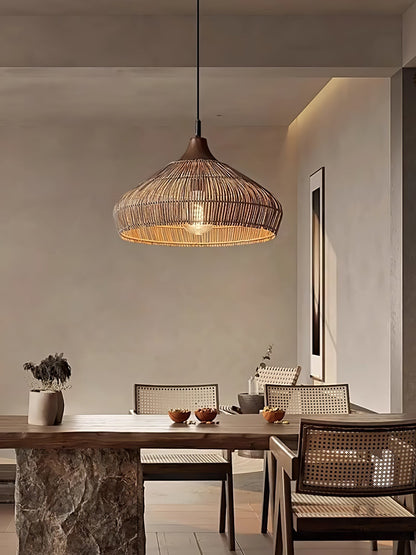 lampada a sospensione in vimini e rattan con design elegante
