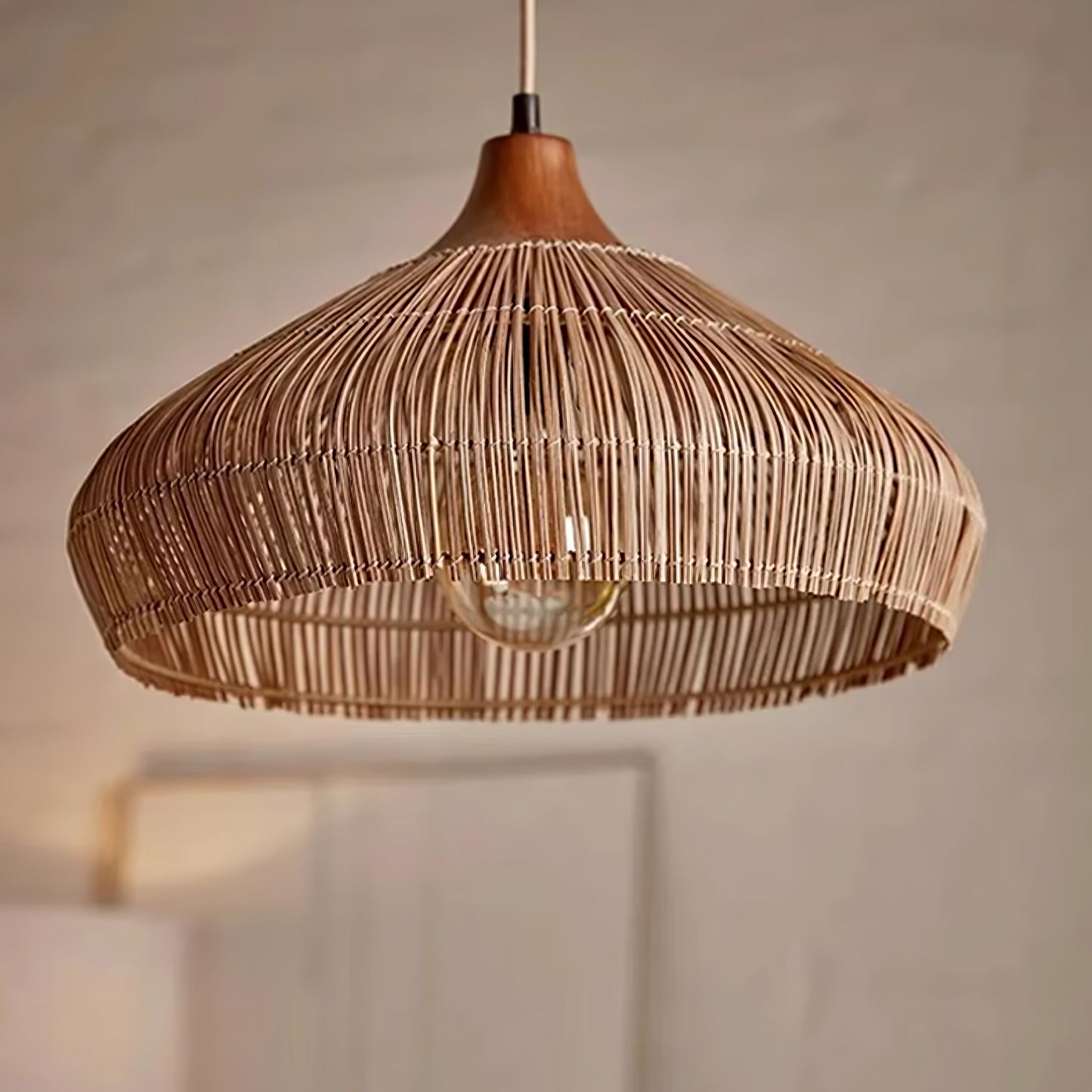 lampada a sospensione in vimini e rattan con design elegante