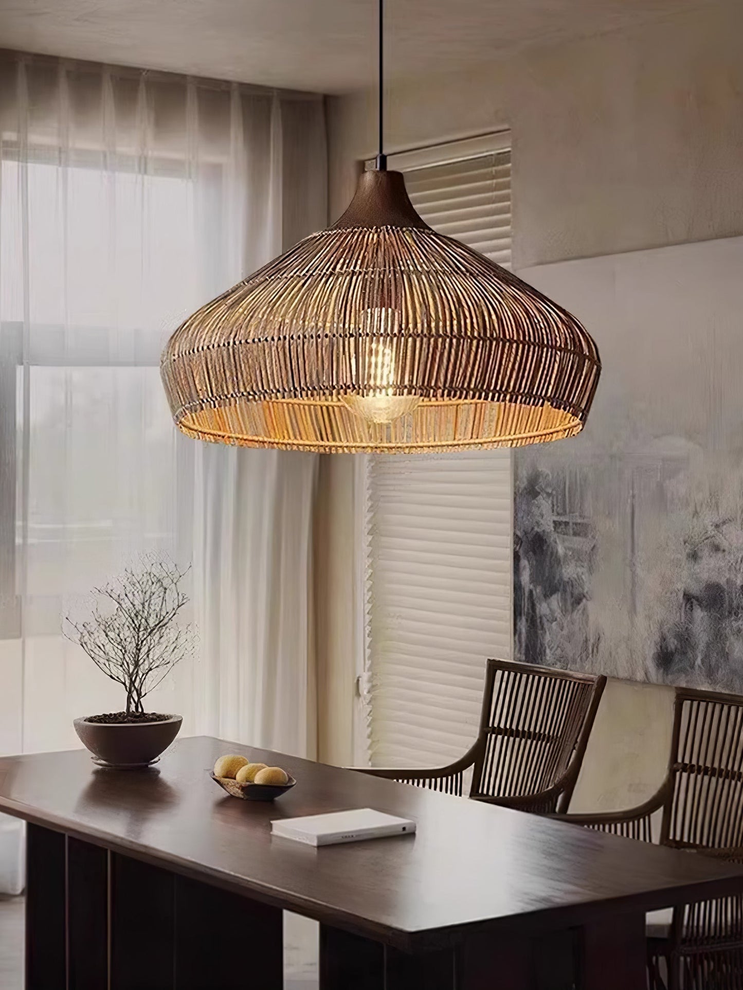 lampada a sospensione in vimini e rattan con design elegante