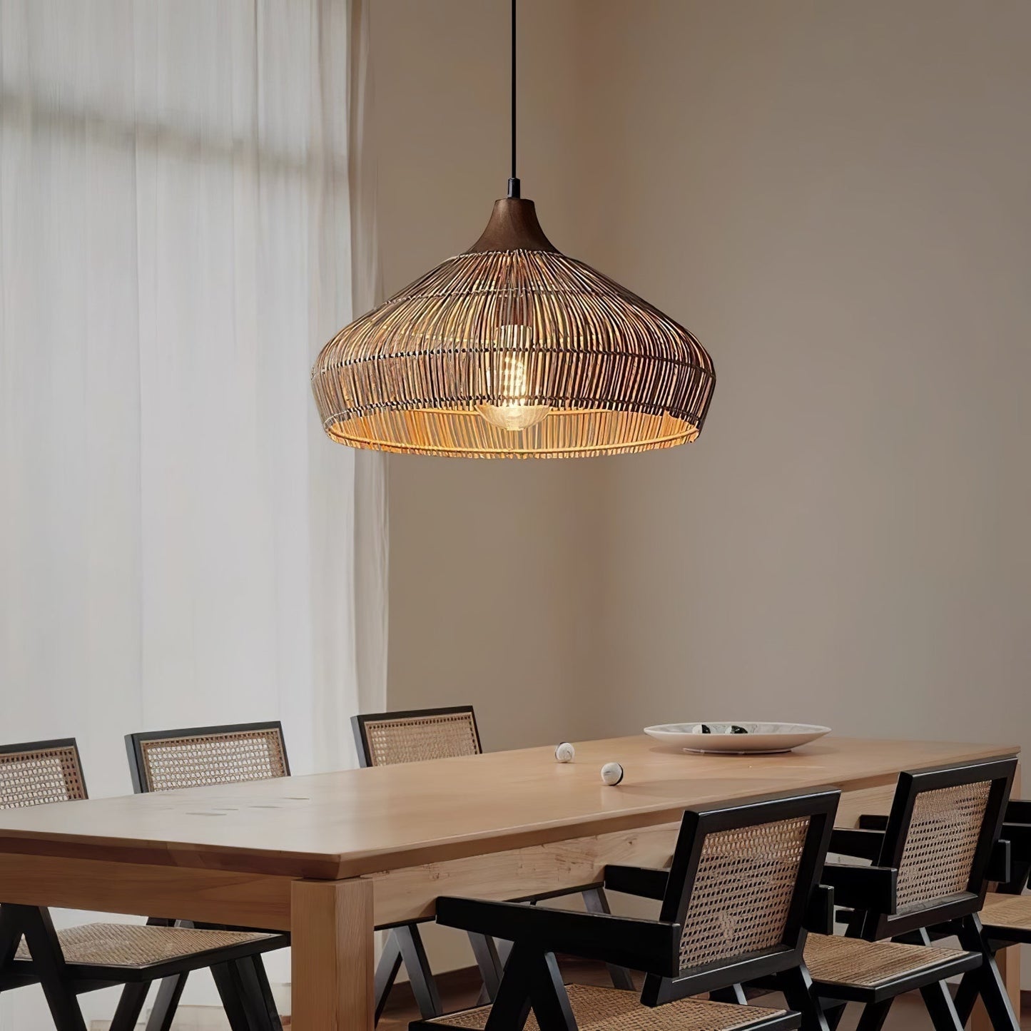 lampada a sospensione in vimini e rattan con design elegante