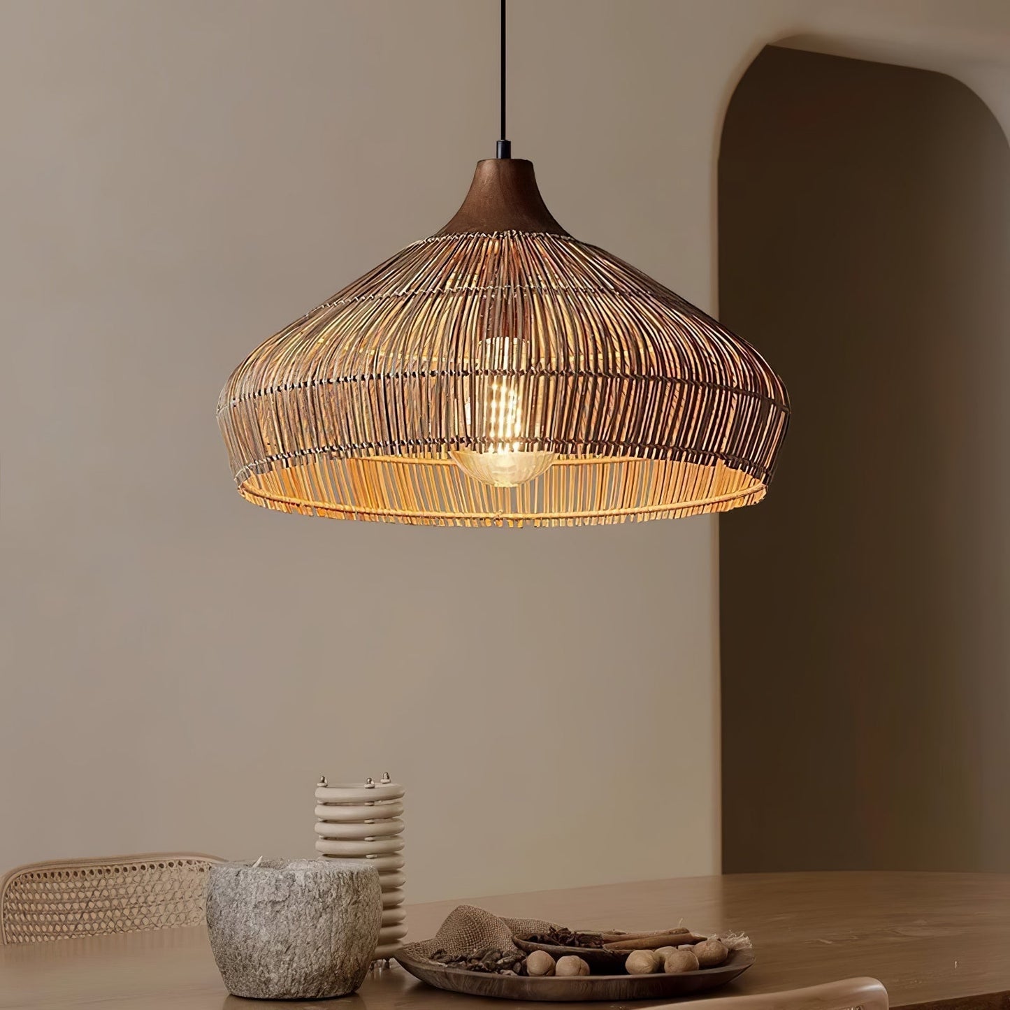 lampada a sospensione in vimini e rattan con design elegante