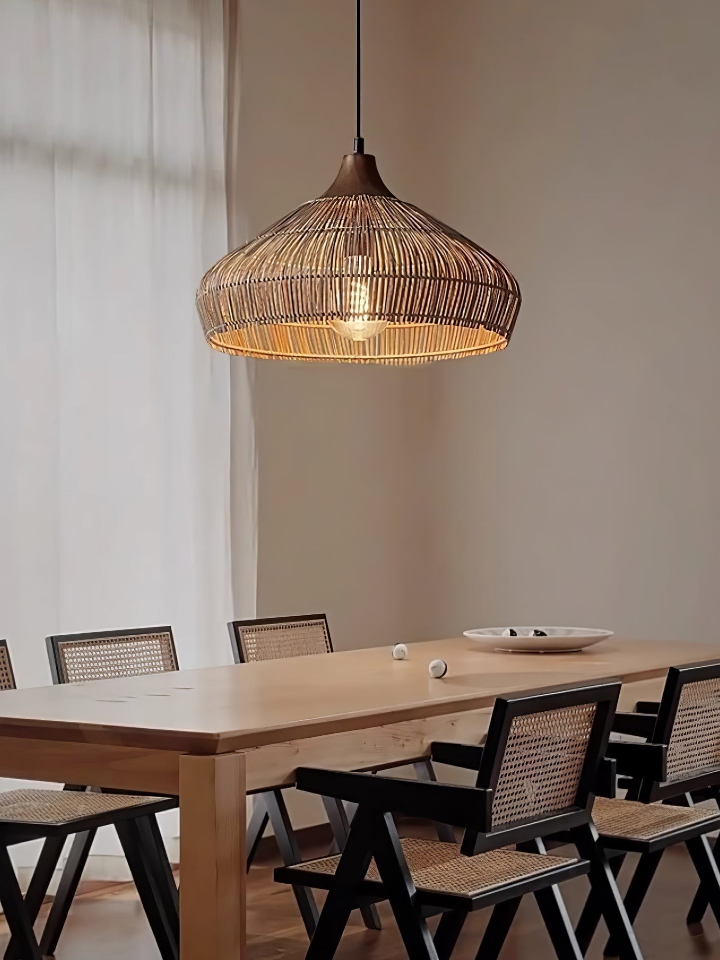 lampada a sospensione in vimini e rattan con design elegante