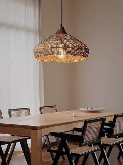 lampada a sospensione in vimini e rattan con design elegante