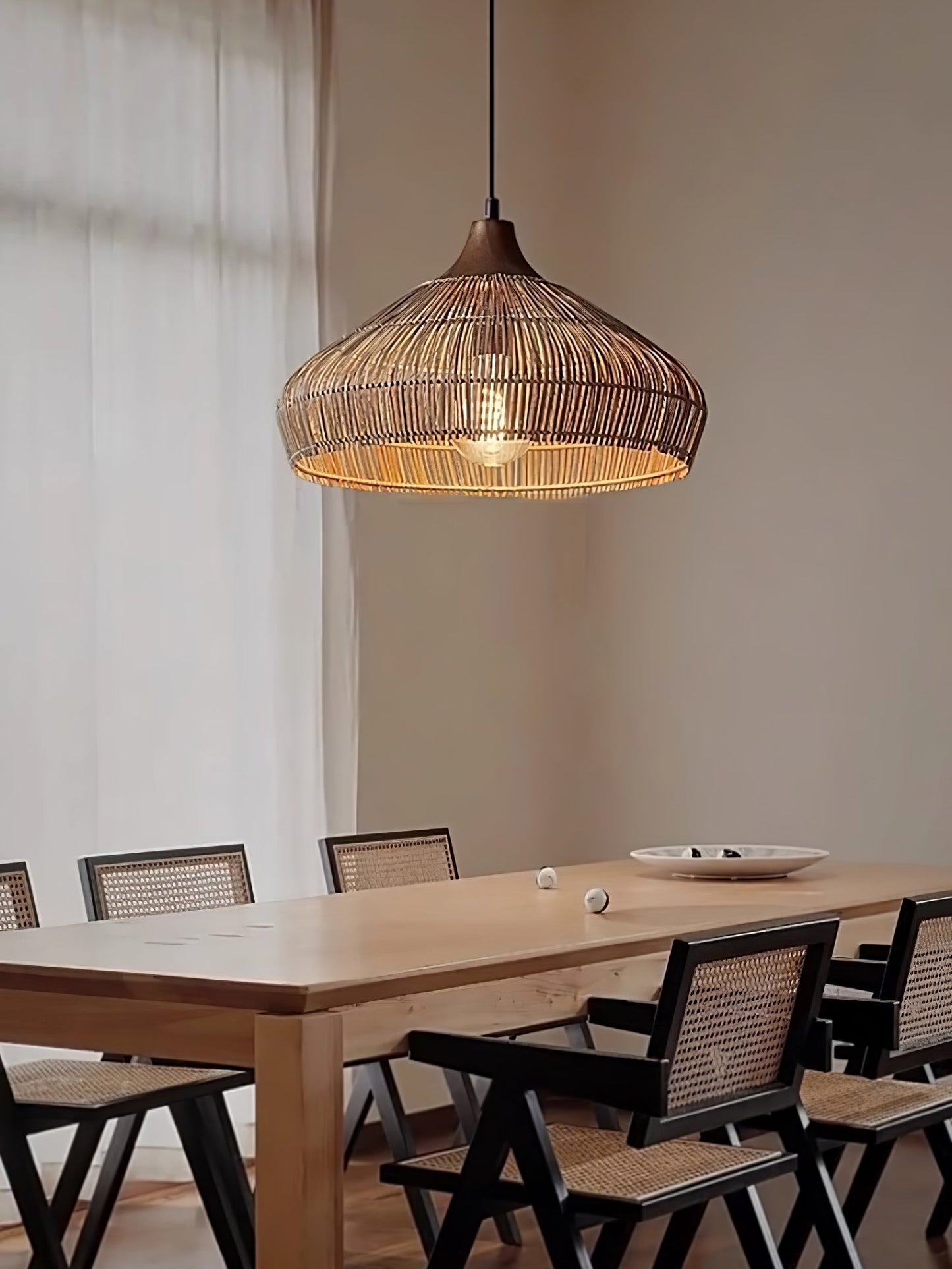 lampada a sospensione in vimini e rattan con design elegante