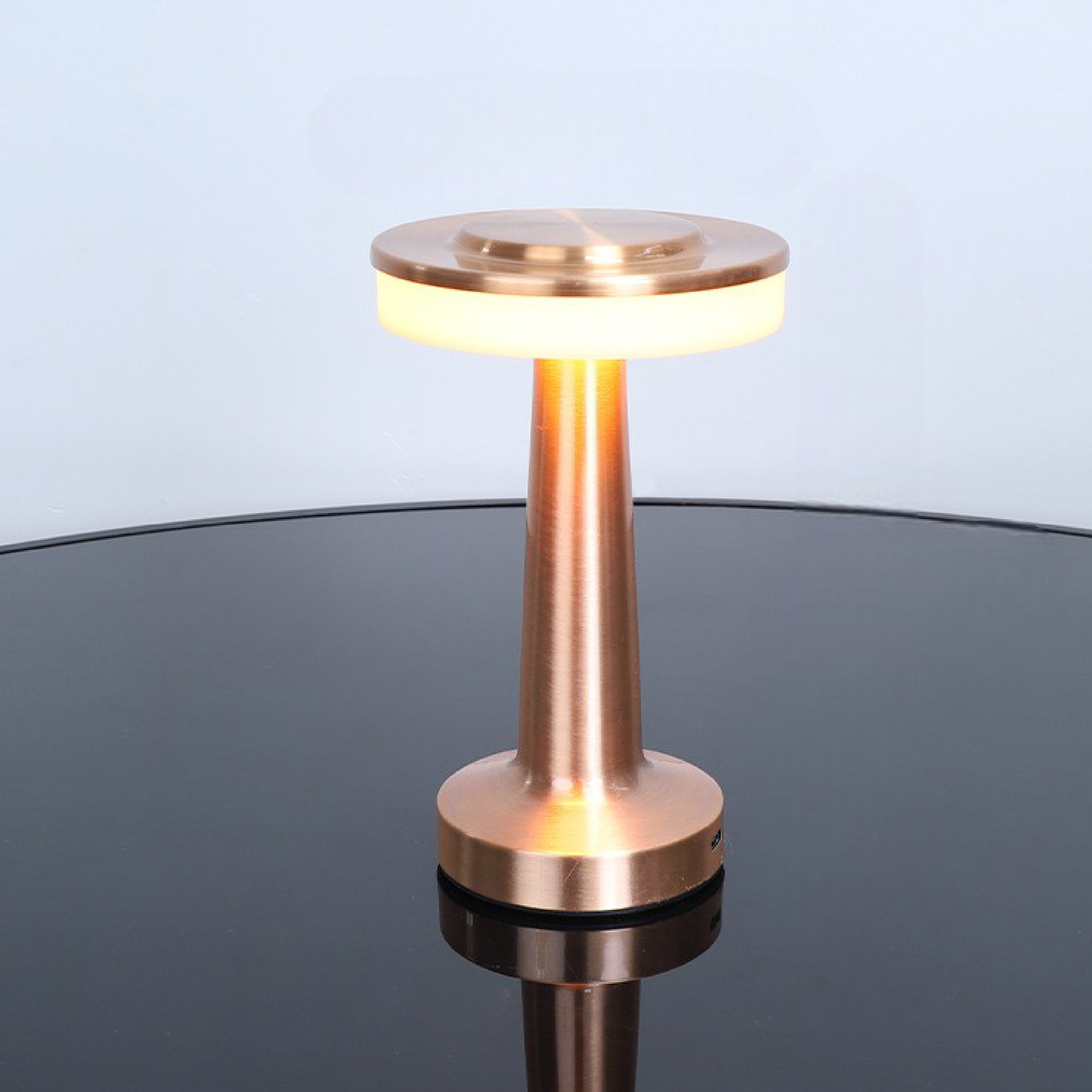 Lampadaire de Table en Métal Birdona pour une Éclairage Élégant et Moderne