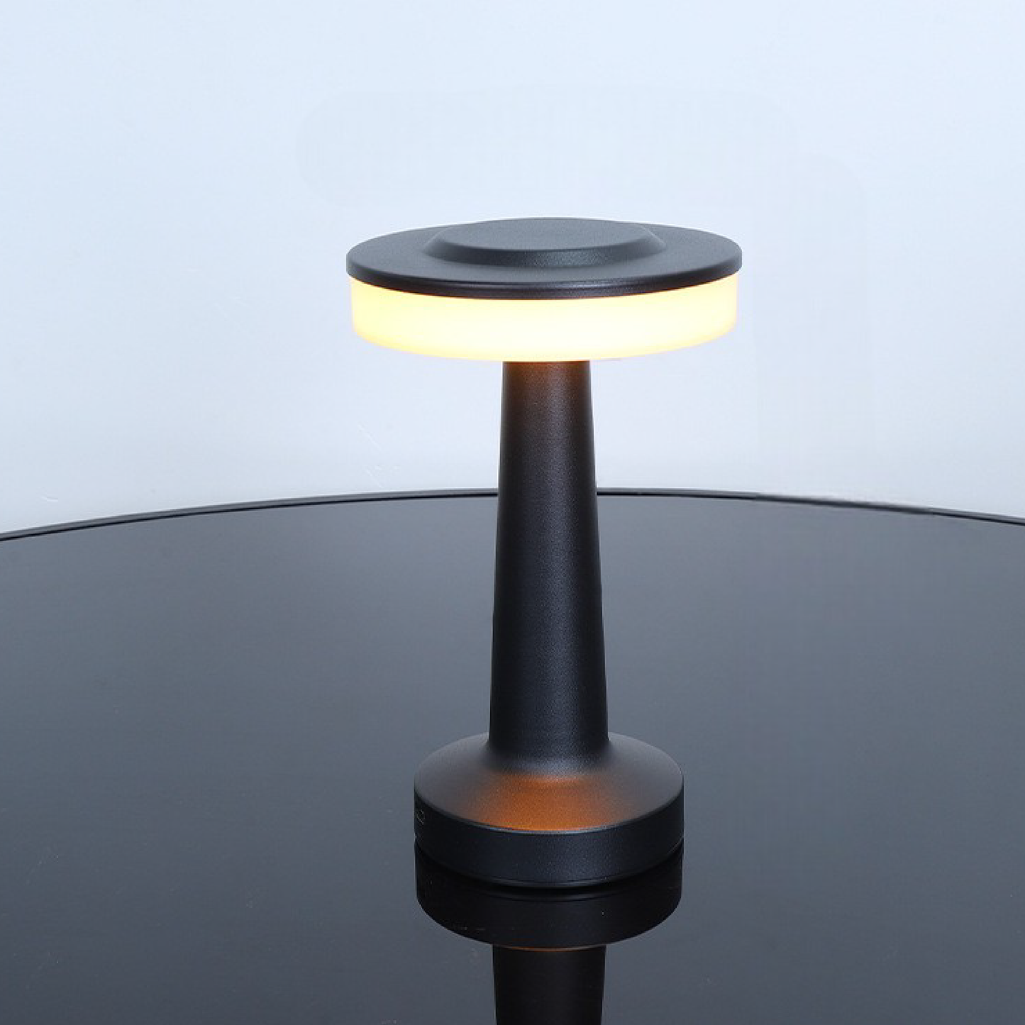 Lampadaire de Table en Métal Birdona pour une Éclairage Élégant et Moderne