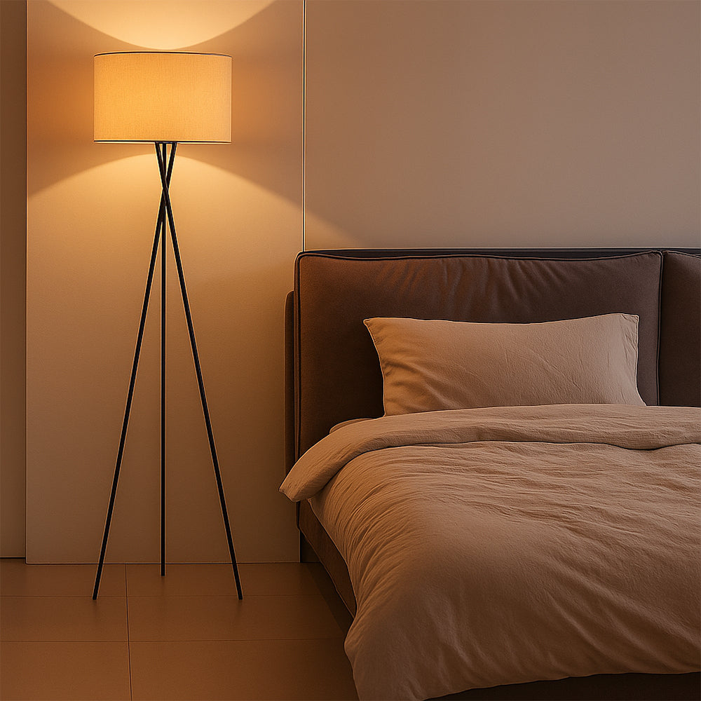 Elegance en Seda: Lámpara de Pie para un Ambiente Sofisticado
