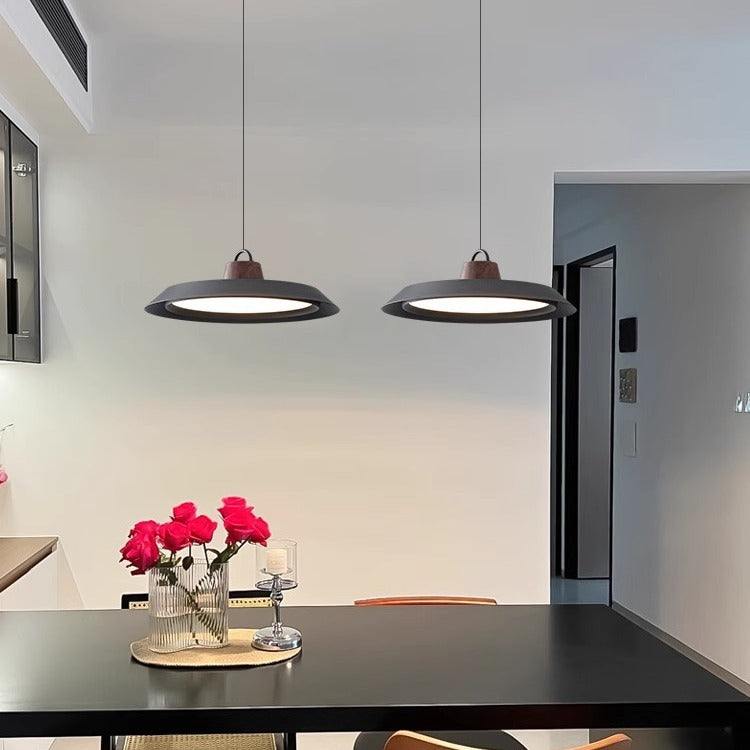 Lampada Pendante Scandinava in Legno e Metallo per un tocco di eleganza moderna