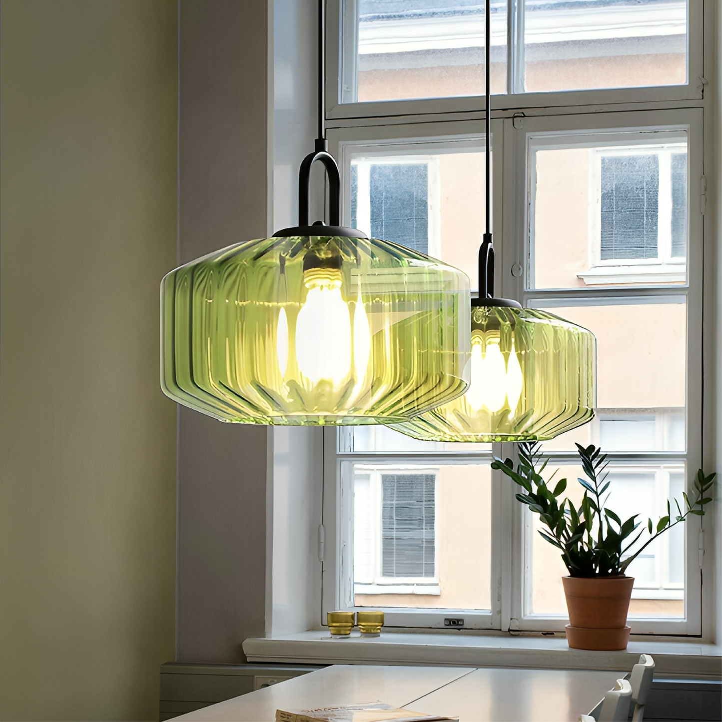 Lustre en Verre Coloré pour une Ambiance Accueillante