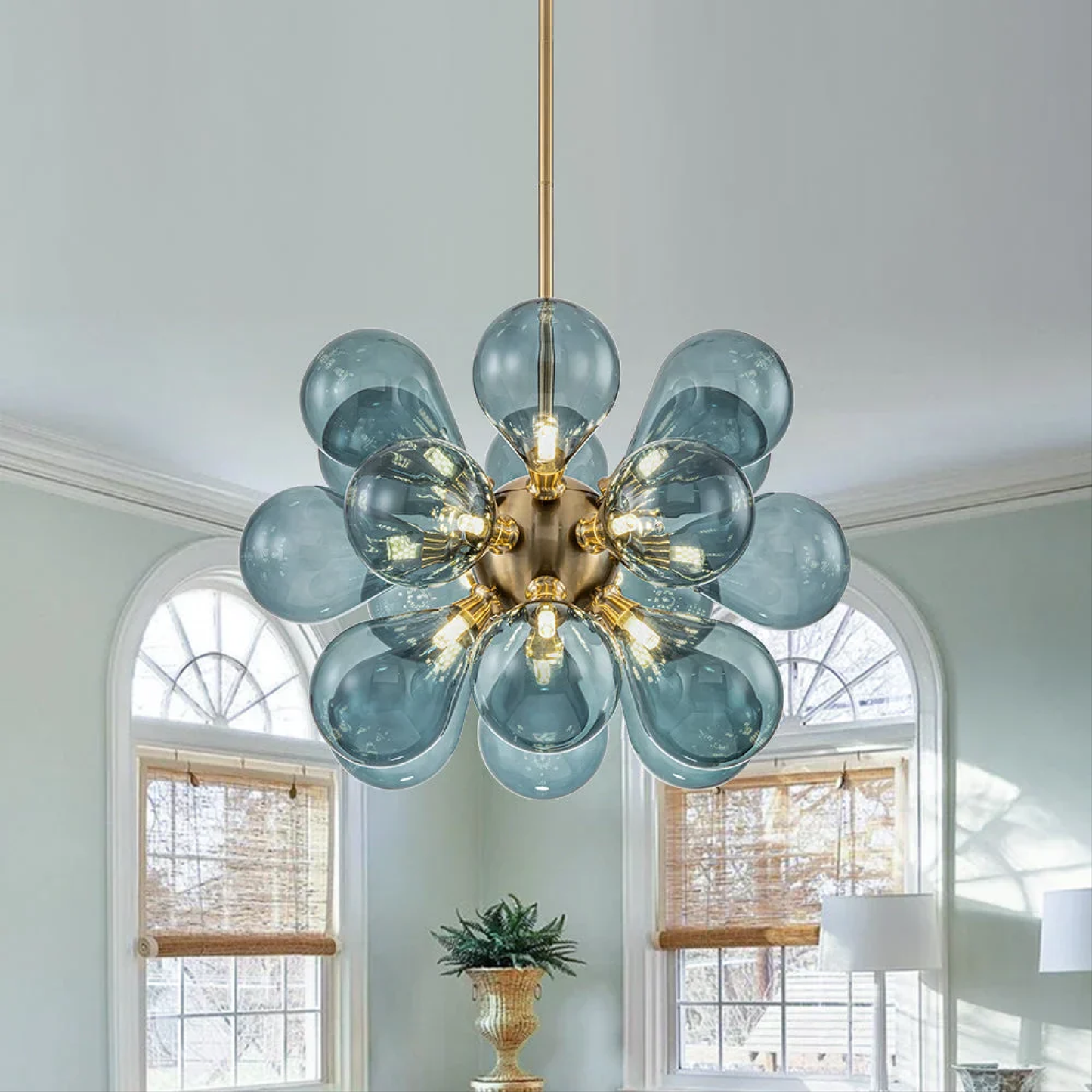 Lustre boule en verre bleu de Jarise, un élégant point focal lumineux